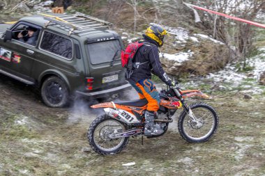 Odessa, Ukrayna - 6 Aralık 2014: Motocross off-road rota Off-road motosikletçi kış dağlar, 6 Aralık 2014 Odessa, Ukrayna aktarır.