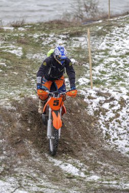 Odessa, Ukrayna - 6 Aralık 2014: Motocross off-road rota Off-road motosikletçi kış dağlar, 6 Aralık 2014 Odessa, Ukrayna aktarır.