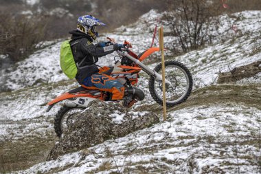 Odessa, Ukrayna - 6 Aralık 2014: Motocross off-road rota Off-road motosikletçi kış dağlar, 6 Aralık 2014 Odessa, Ukrayna aktarır.