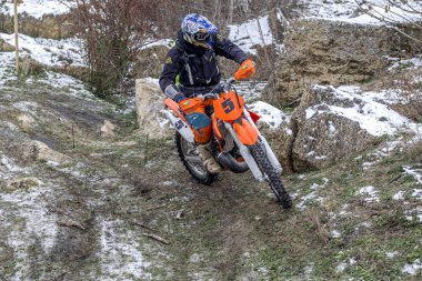 Odessa, Ukrayna - 6 Aralık 2014: Motocross off-road rota Off-road motosikletçi kış dağlar, 6 Aralık 2014 Odessa, Ukrayna aktarır.