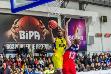 Odessa, Ukrayna - 28 Ekim 2016: Şampiyonası Ukrayna Basketbol üzerinde. Oyun Bipa - Odessa, Polytechnic - Kharkiv. Dramatik savaş topu için. Basketbol oyuncuları basketbol sahası üzerinde oyunda