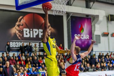 Odessa, Ukrayna - 28 Ekim 2016: Şampiyonası Ukrayna Basketbol üzerinde. Oyun Bipa - Odessa, Polytechnic - Kharkiv. Dramatik savaş topu için. Basketbol oyuncuları basketbol sahası üzerinde oyunda