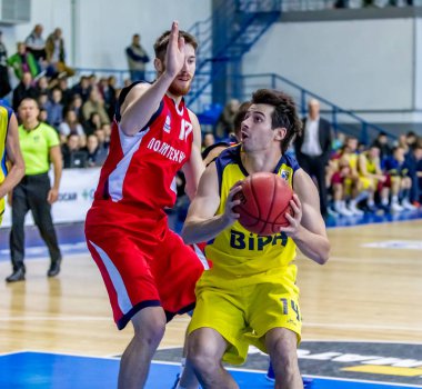 Odessa, Ukrayna - 28 Ekim 2016: Şampiyonası Ukrayna Basketbol üzerinde. Oyun Bipa - Odessa, Polytechnic - Kharkiv. Dramatik savaş topu için. Basketbol oyuncuları basketbol sahası üzerinde oyunda