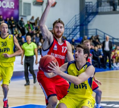 Odessa, Ukrayna - 28 Ekim 2016: Şampiyonası Ukrayna Basketbol üzerinde. Oyun Bipa - Odessa, Polytechnic - Kharkiv. Dramatik savaş topu için. Basketbol oyuncuları basketbol sahası üzerinde oyunda