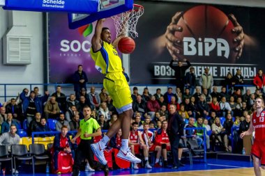 Odessa, Ukrayna - 28 Ekim 2016: Şampiyonası Ukrayna Basketbol üzerinde. Oyun Bipa - Odessa, Polytechnic - Kharkiv. Dramatik savaş topu için. Basketbol oyuncuları basketbol sahası üzerinde oyunda