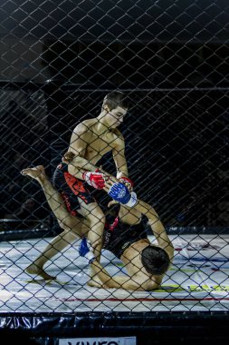 Odessa, Ukrayna - 13 Aralık: Atletizm Mma, karışık dövüş sanatları savaşçı hücrede rekabet neden yumruk atıyor ve başladı. Dramatik an savaş, 13 Aralık 2014 Odessa, Ukrayna