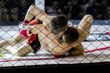 Odessa, Ukrayna - 13 Aralık: Atletizm Mma, karışık dövüş sanatları savaşçı hücrede rekabet neden yumruk atıyor ve başladı. Dramatik an savaş, 13 Aralık 2014 Odessa, Ukrayna