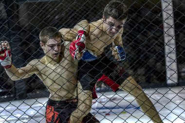 Odessa, Ukrayna - 13 Aralık: Atletizm Mma, karışık dövüş sanatları savaşçı hücrede rekabet neden yumruk atıyor ve başladı. Dramatik an savaş, 13 Aralık 2014 Odessa, Ukrayna