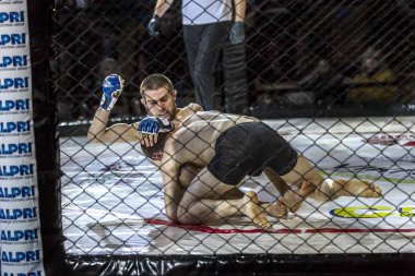Odessa, Ukrayna - 13 Aralık: Atletizm Mma, karışık dövüş sanatları savaşçı hücrede rekabet neden yumruk atıyor ve başladı. Dramatik an savaş, 13 Aralık 2014 Odessa, Ukrayna