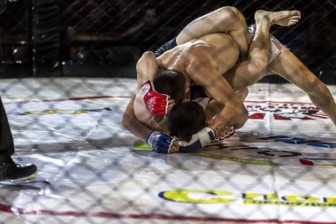 Odessa, Ukrayna - 13 Aralık: Atletizm Mma, karışık dövüş sanatları savaşçı hücrede rekabet neden yumruk atıyor ve başladı. Dramatik an savaş, 13 Aralık 2014 Odessa, Ukrayna