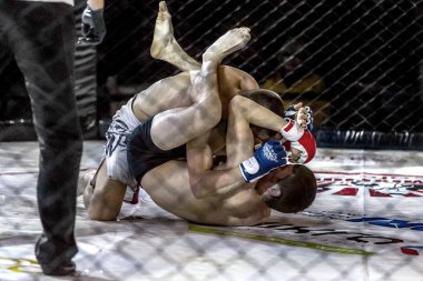 Odessa, Ukrayna - 13 Aralık: Atletizm Mma, karışık dövüş sanatları savaşçı hücrede rekabet neden yumruk atıyor ve başladı. Dramatik an savaş, 13 Aralık 2014 Odessa, Ukrayna