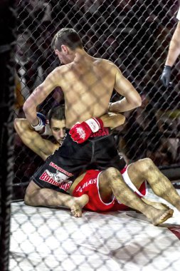 Odessa, Ukrayna - 13 Aralık: Atletizm Mma, karışık dövüş sanatları savaşçı hücrede rekabet neden yumruk atıyor ve başladı. Dramatik an savaş, 13 Aralık 2014 Odessa, Ukrayna