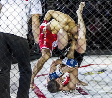 Odessa, Ukrayna - 13 Aralık: Atletizm Mma, karışık dövüş sanatları savaşçı hücrede rekabet neden yumruk atıyor ve başladı. Dramatik an savaş, 13 Aralık 2014 Odessa, Ukrayna
