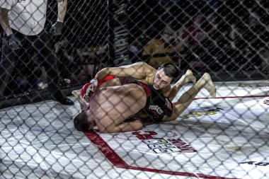 Odessa, Ukrayna - 13 Aralık: Atletizm Mma, karışık dövüş sanatları savaşçı hücrede rekabet neden yumruk atıyor ve başladı. Dramatik an savaş, 13 Aralık 2014 Odessa, Ukrayna