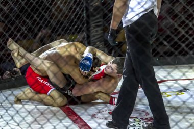 Odessa, Ukrayna - 13 Aralık: Atletizm Mma, karışık dövüş sanatları savaşçı hücrede rekabet neden yumruk atıyor ve başladı. Dramatik an savaş, 13 Aralık 2014 Odessa, Ukrayna