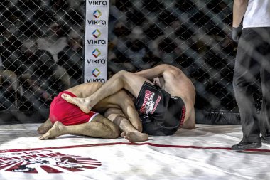 Odessa, Ukrayna - 13 Aralık: Atletizm Mma, karışık dövüş sanatları savaşçı hücrede rekabet neden yumruk atıyor ve başladı. Dramatik an savaş, 13 Aralık 2014 Odessa, Ukrayna