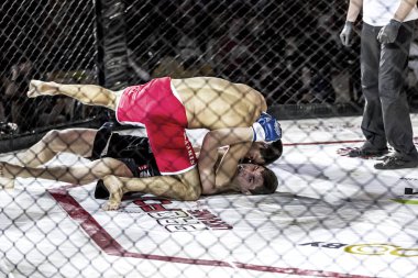 Odessa, Ukrayna - 13 Aralık: Atletizm Mma, karışık dövüş sanatları savaşçı hücrede rekabet neden yumruk atıyor ve başladı. Dramatik an savaş, 13 Aralık 2014 Odessa, Ukrayna