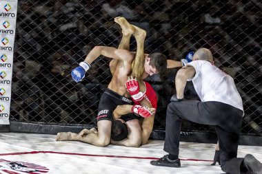Odessa, Ukrayna - 13 Aralık: Atletizm Mma, karışık dövüş sanatları savaşçı hücrede rekabet neden yumruk atıyor ve başladı. Dramatik an savaş, 13 Aralık 2014 Odessa, Ukrayna