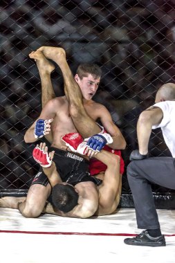 Odessa, Ukrayna - 13 Aralık: Atletizm Mma, karışık dövüş sanatları savaşçı hücrede rekabet neden yumruk atıyor ve başladı. Dramatik an savaş, 13 Aralık 2014 Odessa, Ukrayna