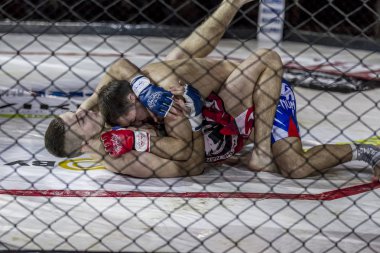 Odessa, Ukrayna - 13 Aralık: Atletizm Mma, karışık dövüş sanatları savaşçı hücrede rekabet neden yumruk atıyor ve başladı. Dramatik an savaş, 13 Aralık 2014 Odessa, Ukrayna