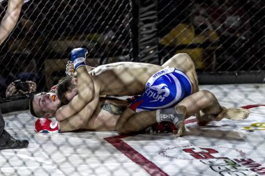 Odessa, Ukrayna - 13 Aralık: Atletizm Mma, karışık dövüş sanatları savaşçı hücrede rekabet neden yumruk atıyor ve başladı. Dramatik an savaş, 13 Aralık 2014 Odessa, Ukrayna