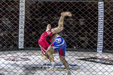 Odessa, Ukrayna - 13 Aralık: Atletizm Mma, karışık dövüş sanatları savaşçı hücrede rekabet neden yumruk atıyor ve başladı. Dramatik an savaş, 13 Aralık 2014 Odessa, Ukrayna