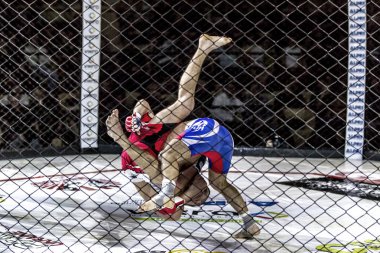 Odessa, Ukrayna - 13 Aralık: Atletizm Mma, karışık dövüş sanatları savaşçı hücrede rekabet neden yumruk atıyor ve başladı. Dramatik an savaş, 13 Aralık 2014 Odessa, Ukrayna