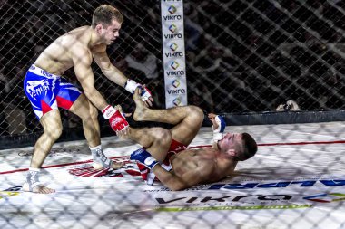 Odessa, Ukrayna - 13 Aralık: Atletizm Mma, karışık dövüş sanatları savaşçı hücrede rekabet neden yumruk atıyor ve başladı. Dramatik an savaş, 13 Aralık 2014 Odessa, Ukrayna