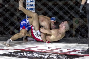 Odessa, Ukrayna - 13 Aralık: Atletizm Mma, karışık dövüş sanatları savaşçı hücrede rekabet neden yumruk atıyor ve başladı. Dramatik an savaş, 13 Aralık 2014 Odessa, Ukrayna