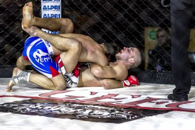 Odessa, Ukrayna - 13 Aralık: Atletizm Mma, karışık dövüş sanatları savaşçı hücrede rekabet neden yumruk atıyor ve başladı. Dramatik an savaş, 13 Aralık 2014 Odessa, Ukrayna