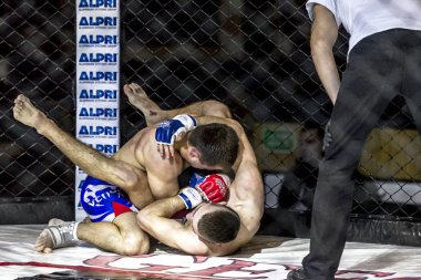 Odessa, Ukrayna - 13 Aralık: Atletizm Mma, karışık dövüş sanatları savaşçı hücrede rekabet neden yumruk atıyor ve başladı. Dramatik an savaş, 13 Aralık 2014 Odessa, Ukrayna