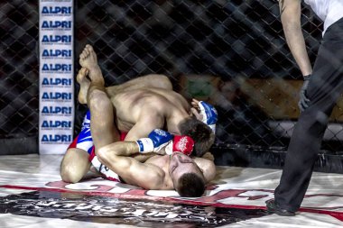 Odessa, Ukrayna - 13 Aralık: Atletizm Mma, karışık dövüş sanatları savaşçı hücrede rekabet neden yumruk atıyor ve başladı. Dramatik an savaş, 13 Aralık 2014 Odessa, Ukrayna