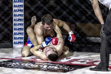 Odessa, Ukrayna - 13 Aralık: Atletizm Mma, karışık dövüş sanatları savaşçı hücrede rekabet neden yumruk atıyor ve başladı. Dramatik an savaş, 13 Aralık 2014 Odessa, Ukrayna