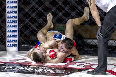 Odessa, Ukrayna - 13 Aralık: Atletizm Mma, karışık dövüş sanatları savaşçı hücrede rekabet neden yumruk atıyor ve başladı. Dramatik an savaş, 13 Aralık 2014 Odessa, Ukrayna