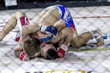 Odessa, Ukrayna - 13 Aralık: Atletizm Mma, karışık dövüş sanatları savaşçı hücrede rekabet neden yumruk atıyor ve başladı. Dramatik an savaş, 13 Aralık 2014 Odessa, Ukrayna