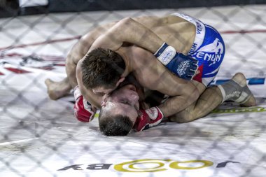 Odessa, Ukrayna - 13 Aralık: Atletizm Mma, karışık dövüş sanatları savaşçı hücrede rekabet neden yumruk atıyor ve başladı. Dramatik an savaş, 13 Aralık 2014 Odessa, Ukrayna