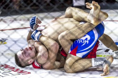 Odessa, Ukrayna - 13 Aralık: Atletizm Mma, karışık dövüş sanatları savaşçı hücrede rekabet neden yumruk atıyor ve başladı. Dramatik an savaş, 13 Aralık 2014 Odessa, Ukrayna