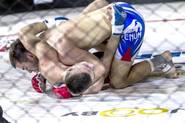 Odessa, Ukrayna - 13 Aralık: Atletizm Mma, karışık dövüş sanatları savaşçı hücrede rekabet neden yumruk atıyor ve başladı. Dramatik an savaş, 13 Aralık 2014 Odessa, Ukrayna