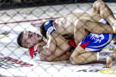 Odessa, Ukrayna - 13 Aralık: Atletizm Mma, karışık dövüş sanatları savaşçı hücrede rekabet neden yumruk atıyor ve başladı. Dramatik an savaş, 13 Aralık 2014 Odessa, Ukrayna