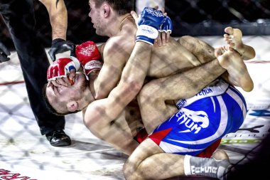 Odessa, Ukrayna - 13 Aralık: Atletizm Mma, karışık dövüş sanatları savaşçı hücrede rekabet neden yumruk atıyor ve başladı. Dramatik an savaş, 13 Aralık 2014 Odessa, Ukrayna