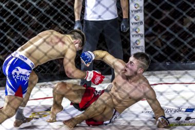 Odessa, Ukrayna - 13 Aralık: Atletizm Mma, karışık dövüş sanatları savaşçı hücrede rekabet neden yumruk atıyor ve başladı. Dramatik an savaş, 13 Aralık 2014 Odessa, Ukrayna