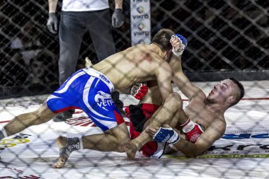 Odessa, Ukrayna - 13 Aralık: Atletizm Mma, karışık dövüş sanatları savaşçı hücrede rekabet neden yumruk atıyor ve başladı. Dramatik an savaş, 13 Aralık 2014 Odessa, Ukrayna
