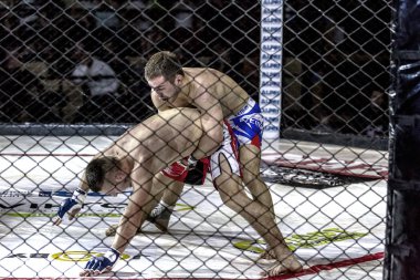 Odessa, Ukrayna - 13 Aralık: Atletizm Mma, karışık dövüş sanatları savaşçı hücrede rekabet neden yumruk atıyor ve başladı. Dramatik an savaş, 13 Aralık 2014 Odessa, Ukrayna