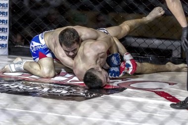 Odessa, Ukrayna - 13 Aralık: Atletizm Mma, karışık dövüş sanatları savaşçı hücrede rekabet neden yumruk atıyor ve başladı. Dramatik an savaş, 13 Aralık 2014 Odessa, Ukrayna