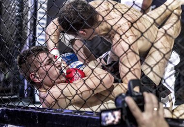 Odessa, Ukrayna - 13 Aralık: Atletizm Mma, karışık dövüş sanatları savaşçı hücrede rekabet neden yumruk atıyor ve başladı. Dramatik an savaş, 13 Aralık 2014 Odessa, Ukrayna