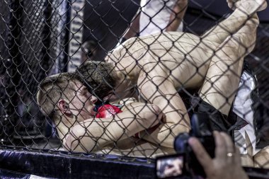 Odessa, Ukrayna - 13 Aralık: Atletizm Mma, karışık dövüş sanatları savaşçı hücrede rekabet neden yumruk atıyor ve başladı. Dramatik an savaş, 13 Aralık 2014 Odessa, Ukrayna