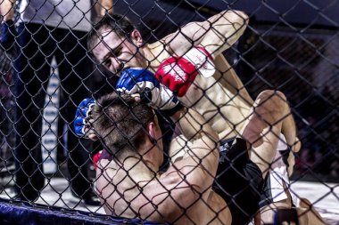Odessa, Ukrayna - 13 Aralık: Atletizm Mma, karışık dövüş sanatları savaşçı hücrede rekabet neden yumruk atıyor ve başladı. Dramatik an savaş, 13 Aralık 2014 Odessa, Ukrayna