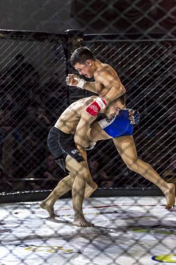 Odessa, Ukrayna - 13 Aralık: Atletizm Mma, karışık dövüş sanatları savaşçı hücrede rekabet neden yumruk atıyor ve başladı. Dramatik an savaş, 13 Aralık 2014 Odessa, Ukrayna