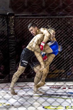 Odessa, Ukrayna - 13 Aralık: Atletizm Mma, karışık dövüş sanatları savaşçı hücrede rekabet neden yumruk atıyor ve başladı. Dramatik an savaş, 13 Aralık 2014 Odessa, Ukrayna