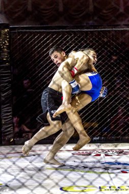 Odessa, Ukrayna - 13 Aralık: Atletizm Mma, karışık dövüş sanatları savaşçı hücrede rekabet neden yumruk atıyor ve başladı. Dramatik an savaş, 13 Aralık 2014 Odessa, Ukrayna